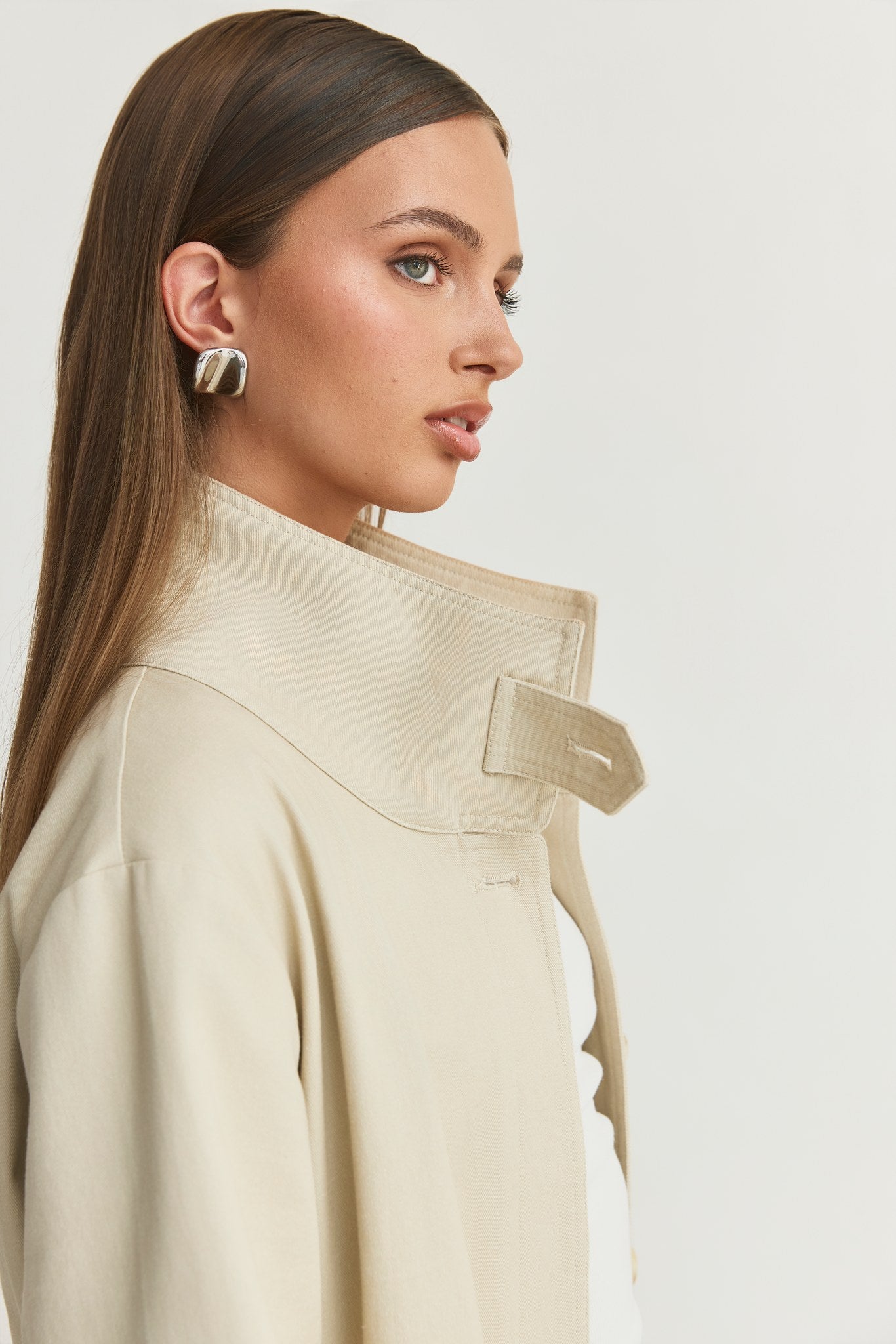 Collar and fastening detail of the Capsule Original Trench